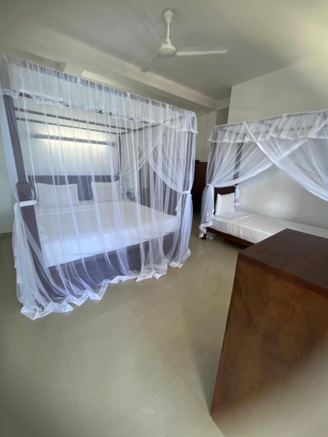 Hotel Happy Bay à Weligama Extérieur photo