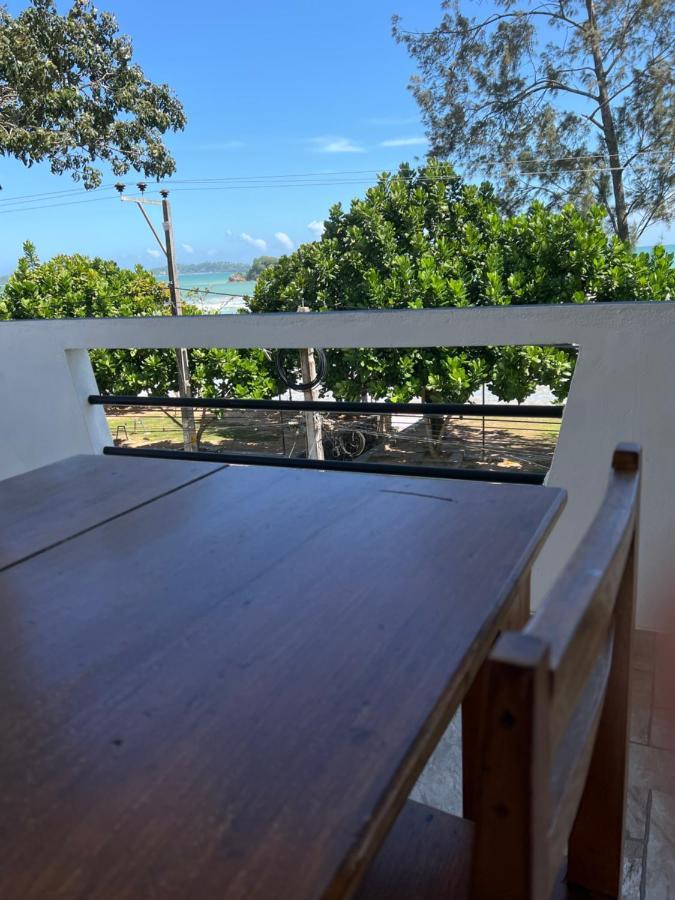 Hotel Happy Bay à Weligama Extérieur photo