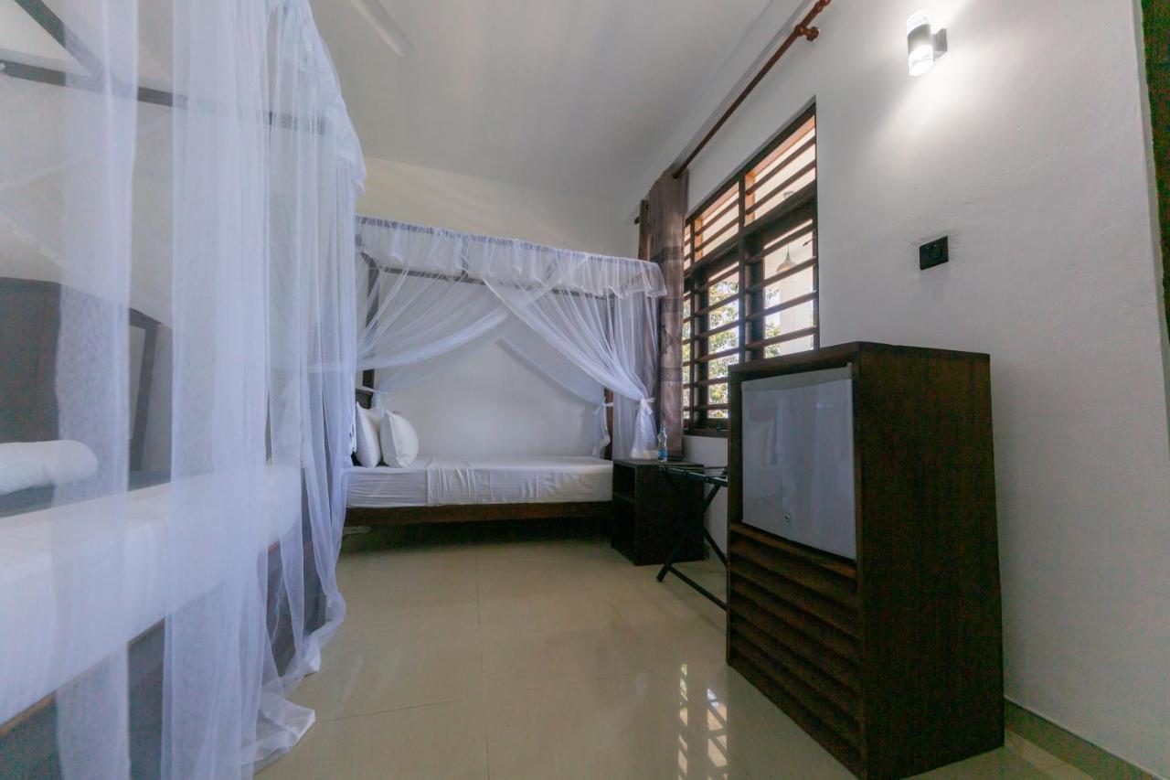 Hotel Happy Bay à Weligama Extérieur photo