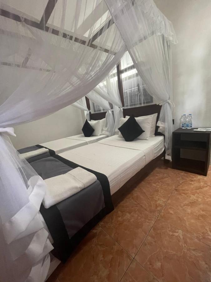 Hotel Happy Bay à Weligama Extérieur photo