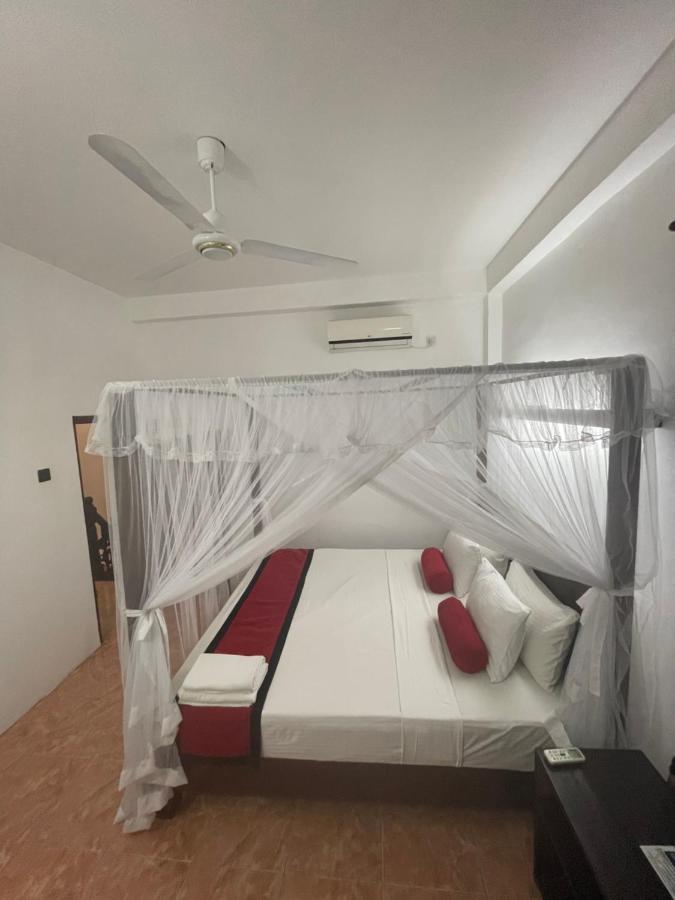 Hotel Happy Bay à Weligama Extérieur photo