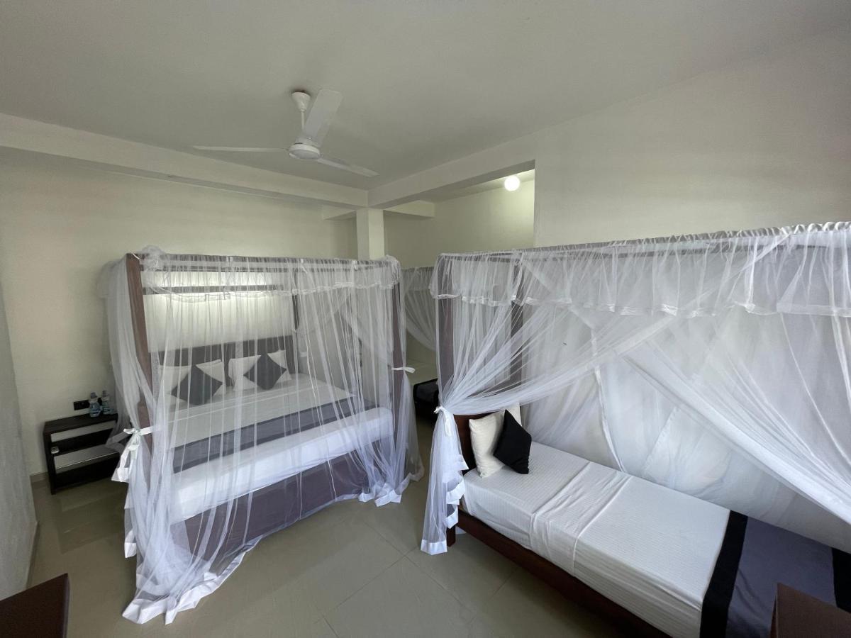 Hotel Happy Bay à Weligama Extérieur photo