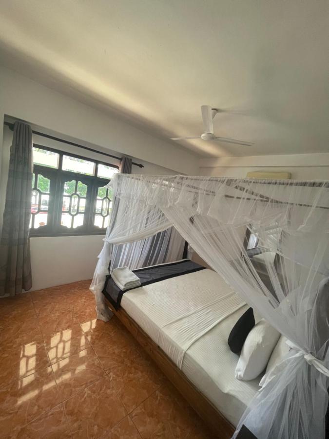 Hotel Happy Bay à Weligama Extérieur photo