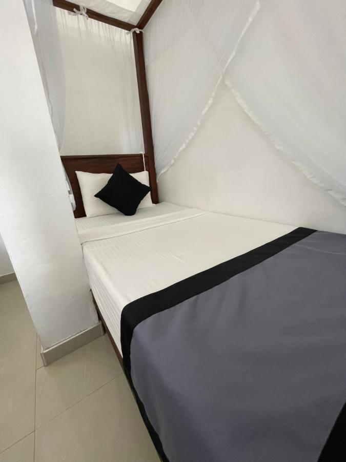 Hotel Happy Bay à Weligama Extérieur photo